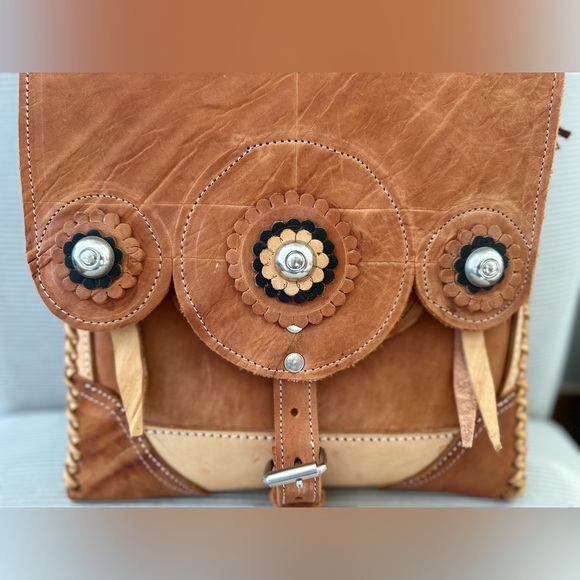 Genuine vintage vachetta leather flap shoulder bag with flowers woven - Picture 6 of 12